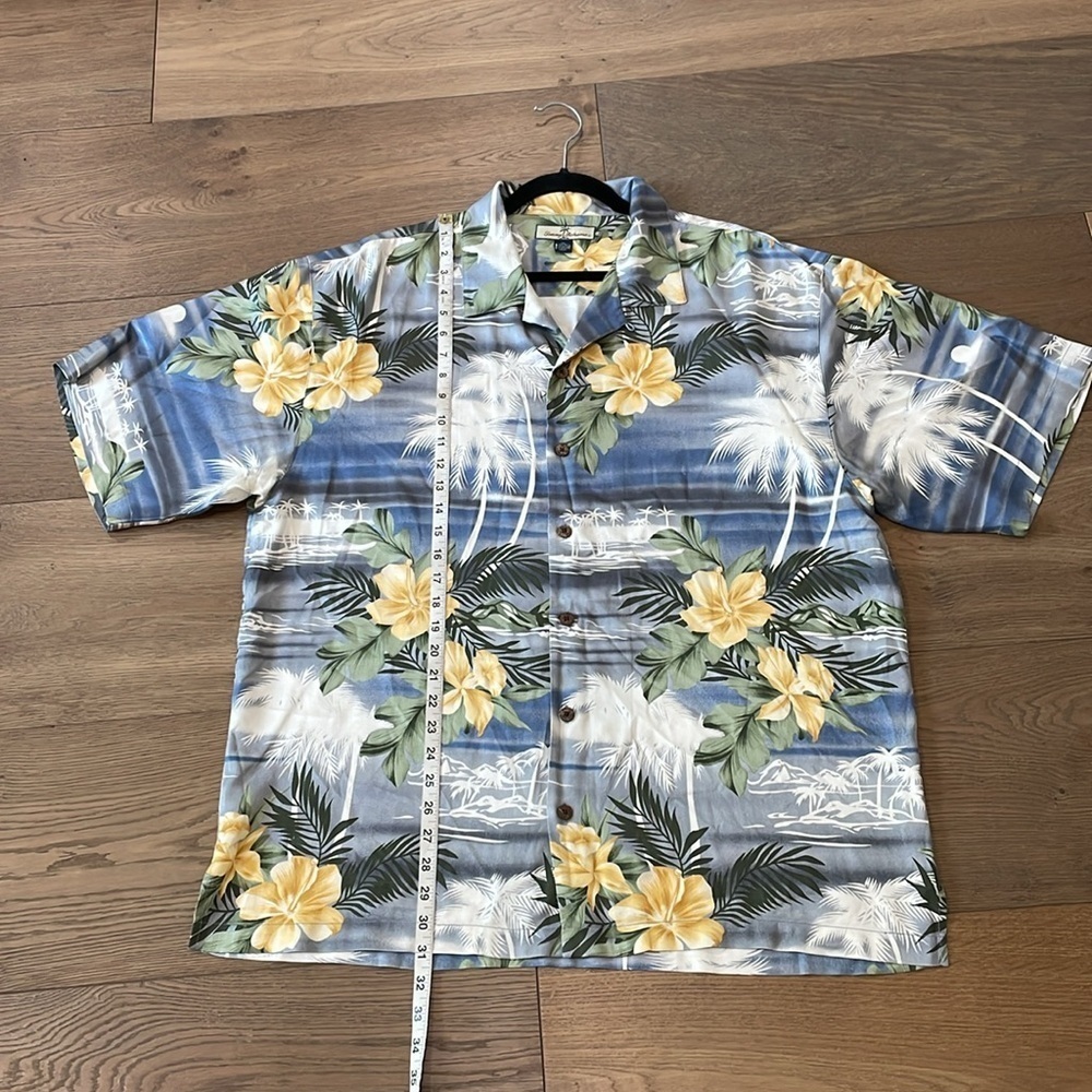 Tommy Bahama Men's Button Up Hawaiian Floral Shirt
100% Silk Size XL - Picture 10 of 13
